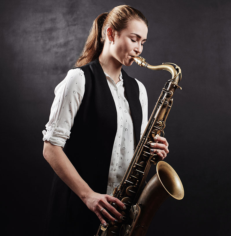 Junge Frau spielt Saxophon